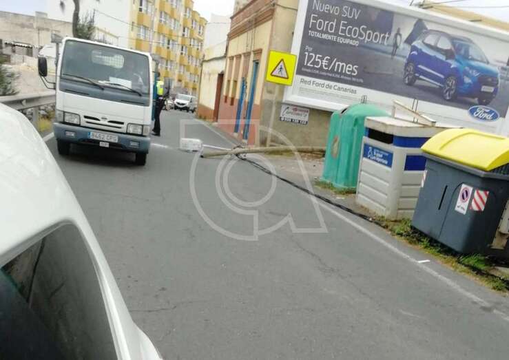 Momento de la caída del poste (Foto TA)