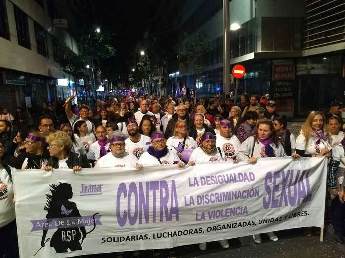 Miembros de la RSP de Jinámar detrás de una pancarta del colectivo anoche en la protesta callejera (Foto TA)