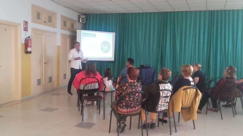 Momento de la charla de este domingo en la sede del colectivo vecinal Punto y Seguido (Foto TA)