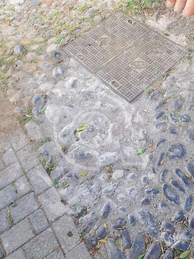 El empedrado ya reparado junto a una arqueta de Telefónica (Foto TA)