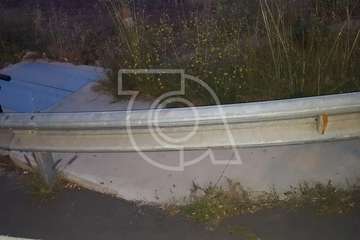  Acera que 'tropieza' con una valla en la entrada a El Caracol (Foto TA)