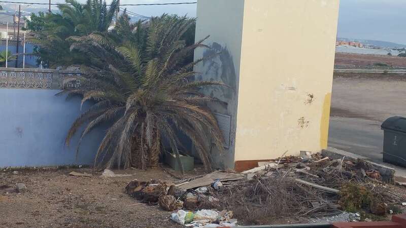 Escombros, materiales de construcción y restos vegetales abandonados junto al colegio (Foto TA)