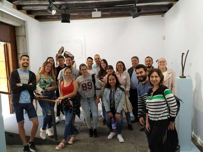 Alumnos de Turismo durante la visita a la exposición con el escultor Máximo Riol (Foto TA)