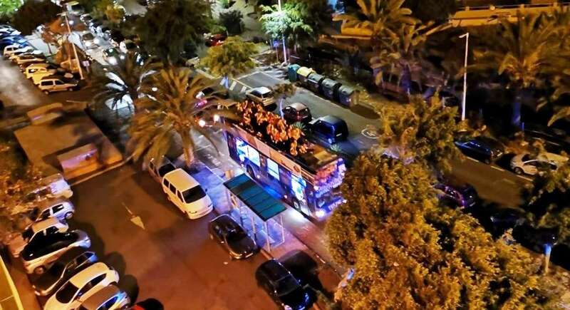 La animada carroza estuvo ayer por el Distrito de Jinámar (Foto TA)