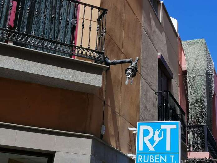Estado en que quedó la farola (Foto TA)