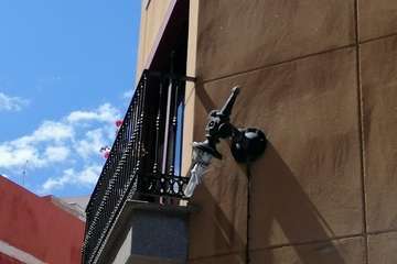 La caída de una luminaria, a punto de dañar a unos paseantes en Los Llanos (Foto TA)