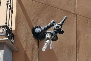 La caída de una luminaria, a punto de dañar a unos paseantes en Los Llanos (Foto TA)