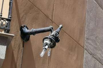 La caída de una luminaria, a punto de dañar a unos paseantes en Los Llanos (Foto TA)