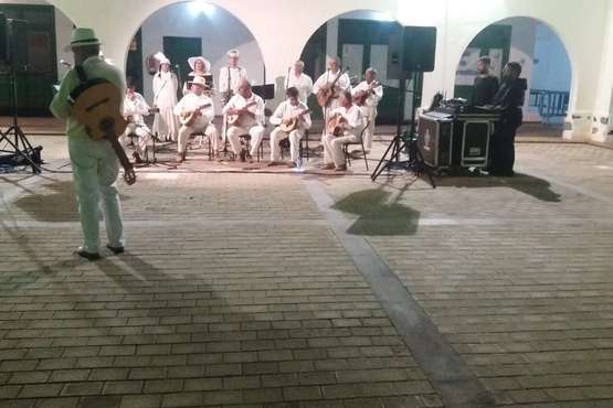 Baile de piñatas en la Casa de la Juventud (Foto TA)