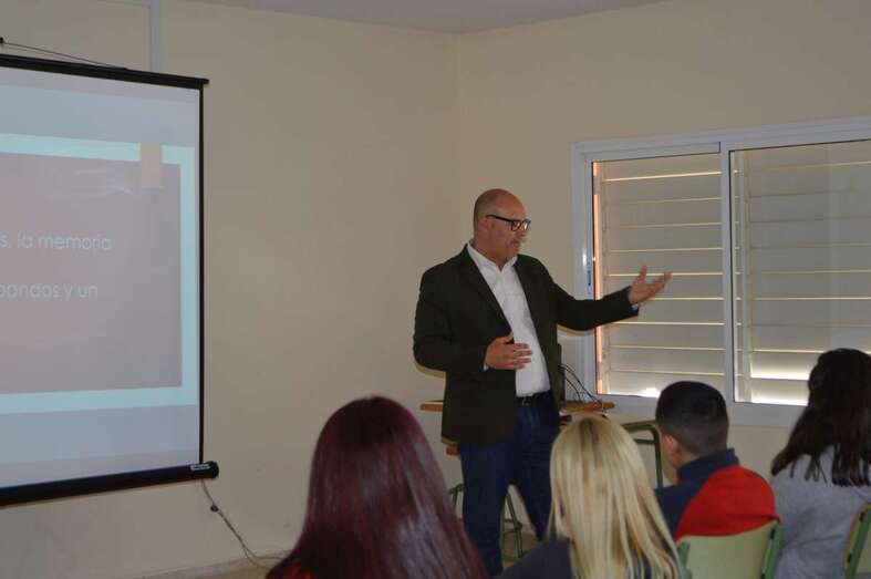Momento de la charla del edil y licenciado en Geografía e Historia, Agustín Arencibia (Foto TA)