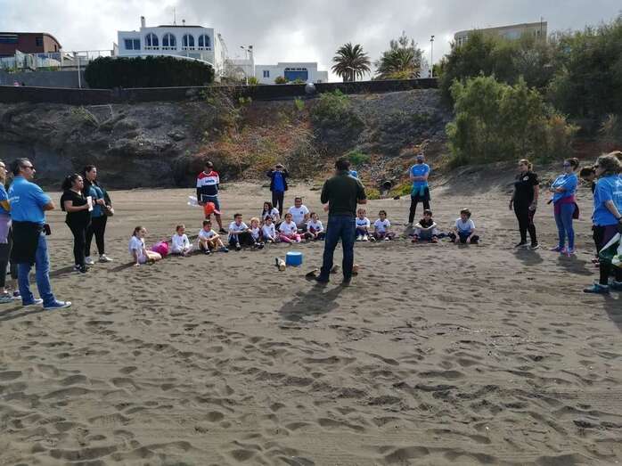 La actividad impulsada por la AV Creando Mundo por Jinámar se desarrolló en Playa del Hombre (Foto TA)