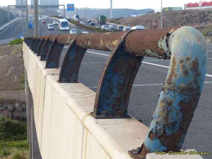 Valla en mal estado en la GC-1 (Foto Claudio Sánchez)