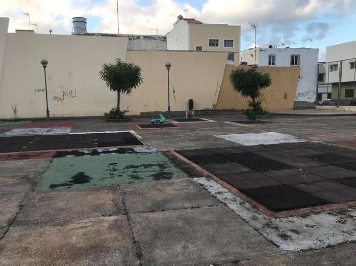 Los vecinos denuncian el estado de abandono de la zona de juegos (Foto TA)