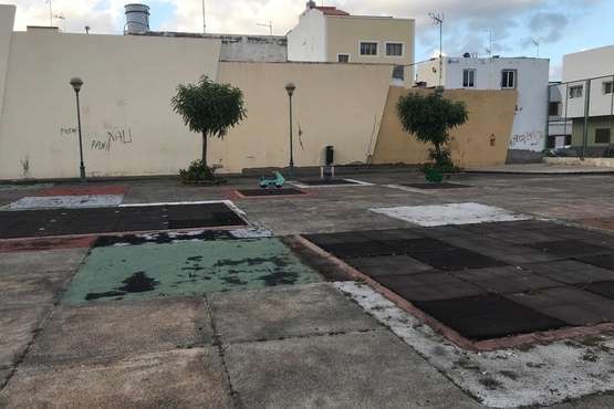 El parque infantil del Cascajo de Jinámar, abandonado y sucio (Foto TA)