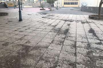 El parque infantil del Cascajo de Jinámar, abandonado y sucio (Foto TA)