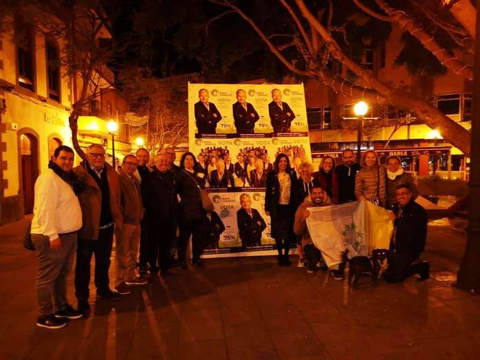 Miembros de Nueva Canarias junto a los carteles de sus candidatos (Foto TA)