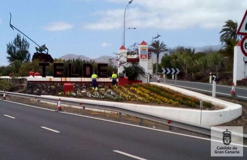 Trabajos de plantación y riego en el acceso a Telde desde la GC-1 (Foto TA)