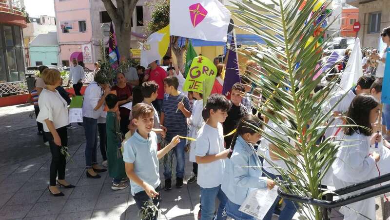 Grupo de niños y adultos a la llegada al templo de El Ejido al finalizar la procesión de Ramos (Foto TA)