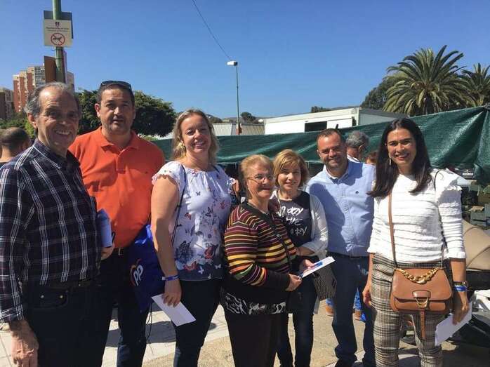 Miembros del PP, este domingo en el mercadillo ambulante de Jinámar (Foto TA)