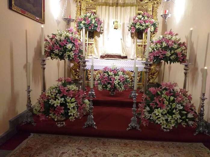 Vistoso ornato floral, obra de Segundo Amador, en el templo de Jinámar-casco con motivo de la Semana Santa (Foto Francisco Javier Santana)