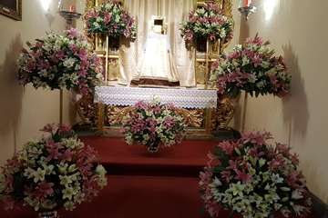 Monumento de lirios rosas y blancos en Jinámar (Foto Francisco Javier Santana)