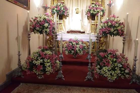 Monumento de lirios rosas y blancos en Jinámar (Foto Francisco Javier Santana)