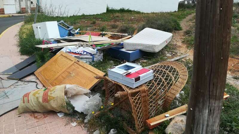 Restos de enseres, residuos, basura, etcétera arrojados en Cuatro Puertas (Foto TA)