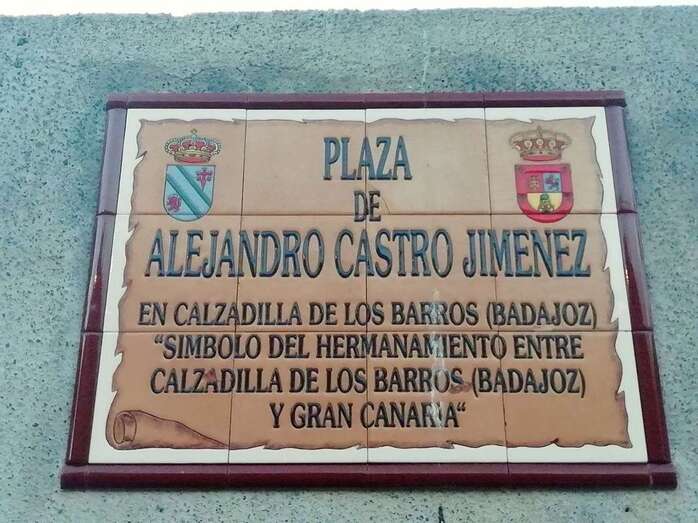 Rótulo de la plaza que lleva el nombre del recordado Alejandro Castro en Calzadilla de Los Barros (Foto TA)