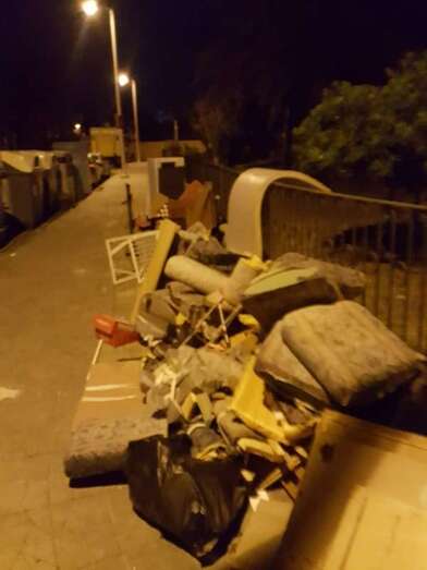 Todo tipo de residuos en el aparcamiento 2 de Las Remudas (Foto TA)