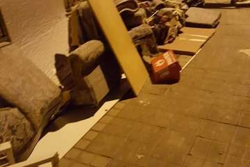 Estercolero en las calles de Las Remudas por la actitud incívica de algunos vecinos (Foto TA)