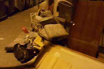 Estercolero en las calles de Las Remudas por la actitud incívica de algunos vecinos (Foto TA)