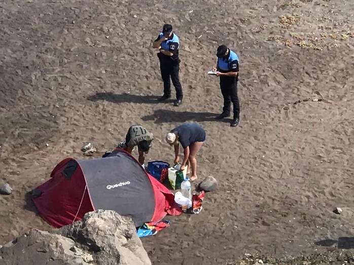 Momento de la intervención de la Policía Local (Foto TA)