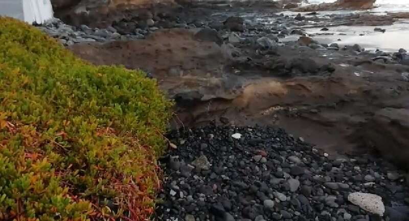 El vertido se localiza en la zona norte de la playa (Foto TA)