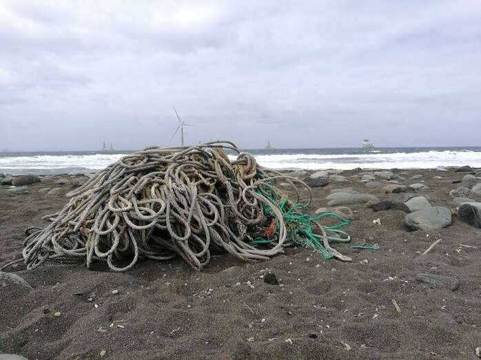 Cuerdas arrojadas por el mar en la playa teldense de Bocabarranco (Foto TA)