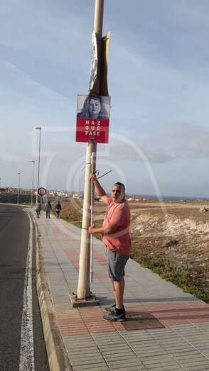 Marcos Alemán retira la cartelería electoral del PSOE del vial costero de Telde