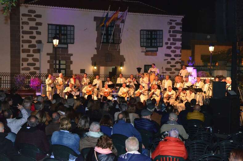 El público llenó la plaza de San Juan para disfrutar de la música Los Faycanes (Foto Francisco J. Santana)