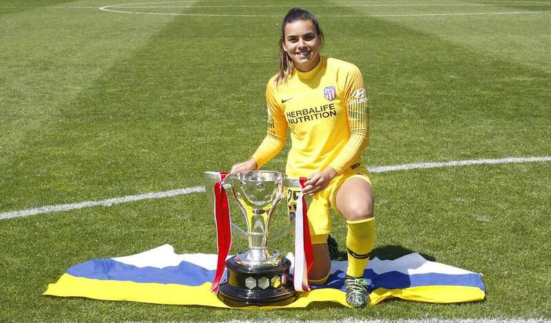 Misa Rodríguez, junto al trofeo de Liga (Foto TA)