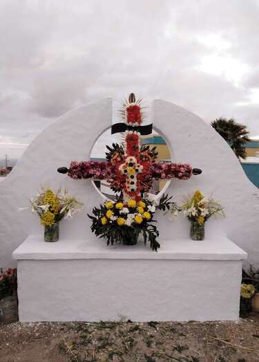 Los propios vecinos se encargaron de enramar el monumento (Foto TA)