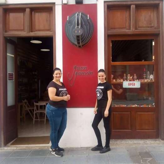 La jamonería está en la calle de León y Castillo de San Juan (Foto TA)
