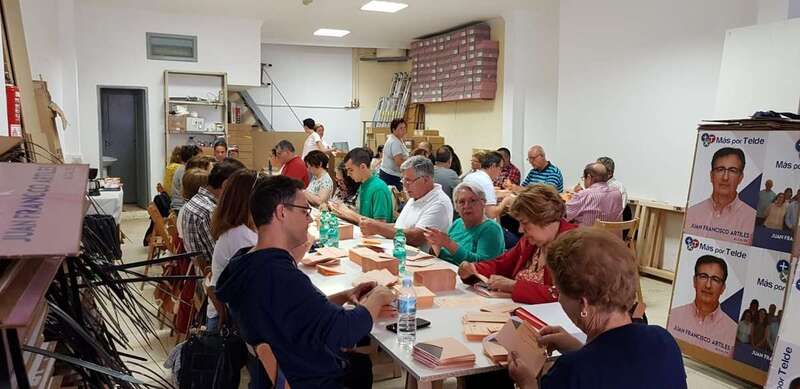 Militantes y simpatizantes de Más por Telde ensobrando papeletas en la sede del partido (Foto TA)