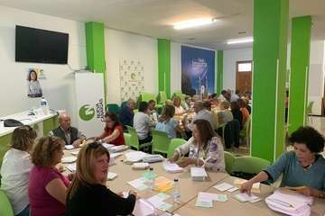 El ensobrado de papeletas ocupa a decenas de militantes de NC de Telde (Foto TA)
