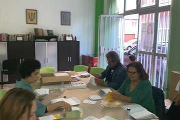 El ensobrado de papeletas ocupa a decenas de militantes de NC de Telde (Foto TA)