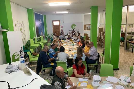 El ensobrado de papeletas ocupa a decenas de militantes de NC de Telde (Foto TA)