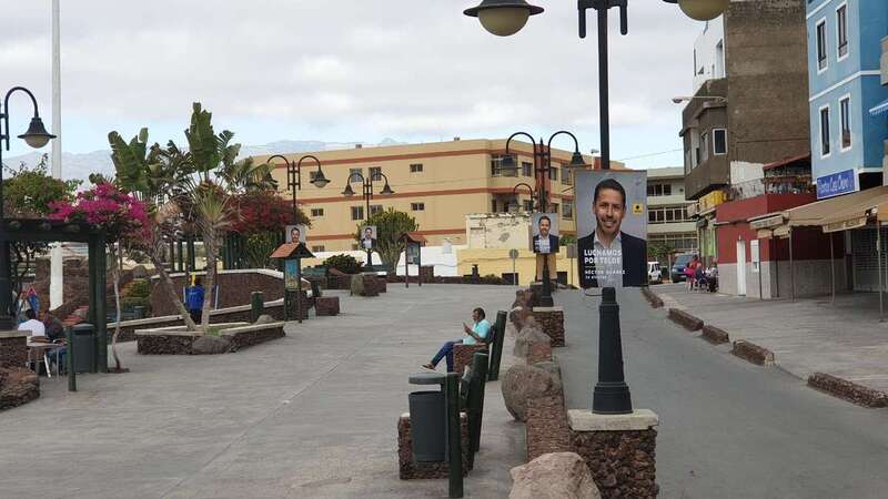 La cartelería de Juntos por Telde es dominante en la avenida marítima de Melenara (Foto TA)