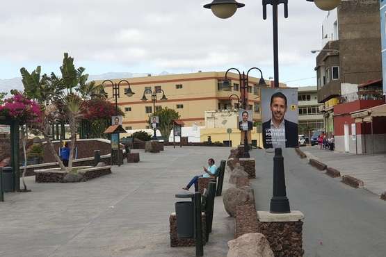 Cartelería de Juntos por Telde y de CC en la avenida de Melenara (Foto TA)