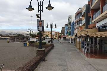 Cartelería de Juntos por Telde y de CC en la avenida de Melenara (Foto TA)