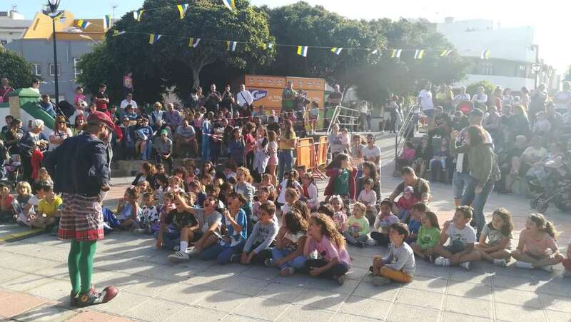 Momento de la actuación de un payaso (Foto TA)