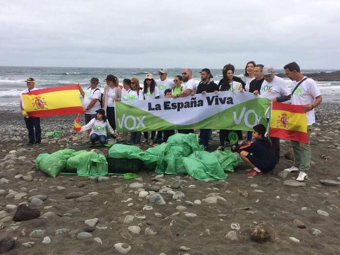 Campaña de limpieza de Vox, este sábado en la playa de La Restinga (Foto TA)