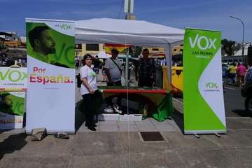 Carpa de Vox en el mercadillo de Jinámar (Foto TA)