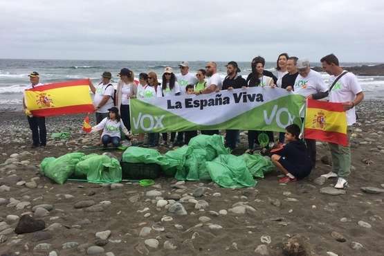 Campaña de limpieza de Vox en la playa teldense de La Restinga (Foto TA)